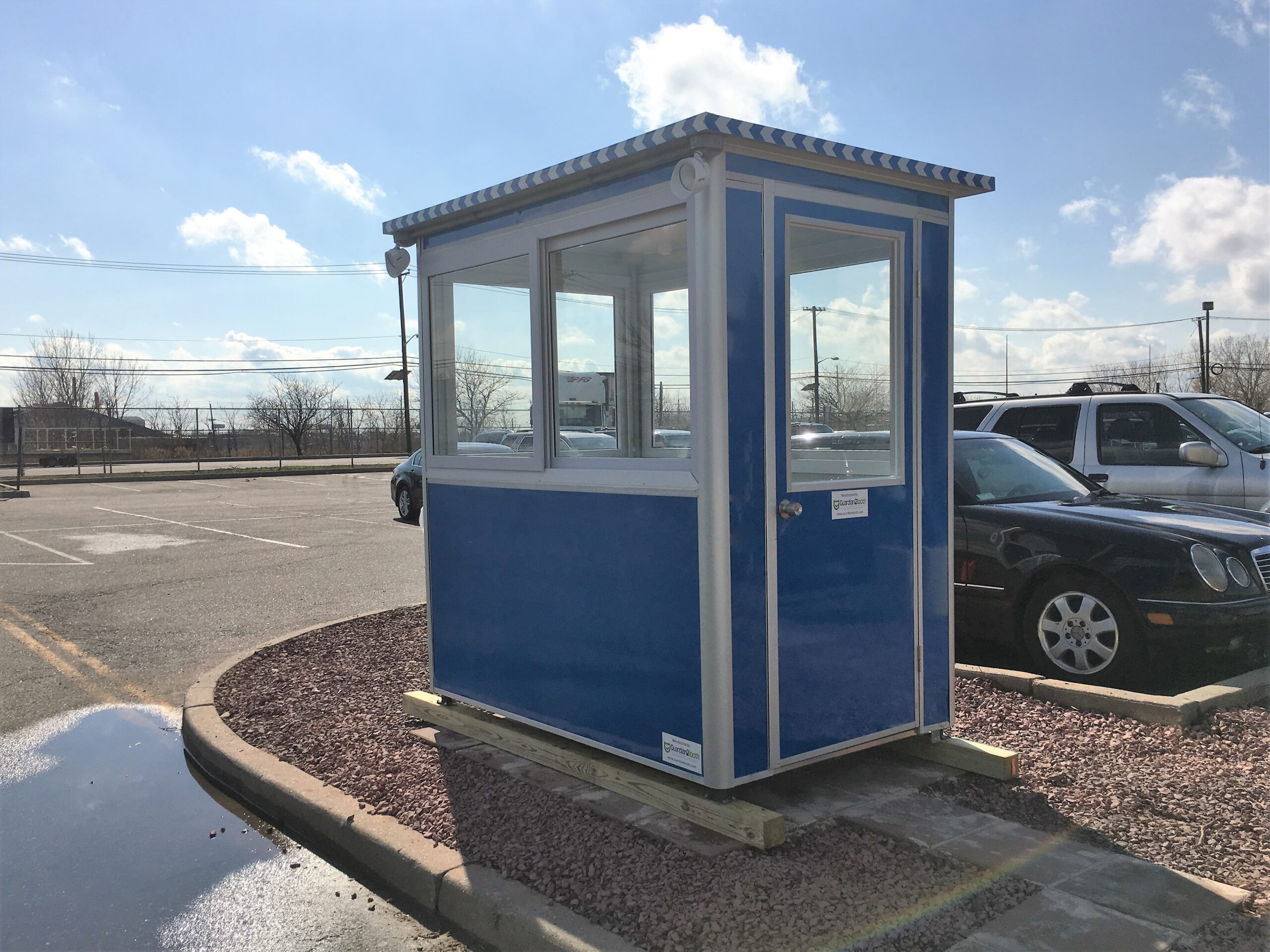 attendant booth located in Elizabeth