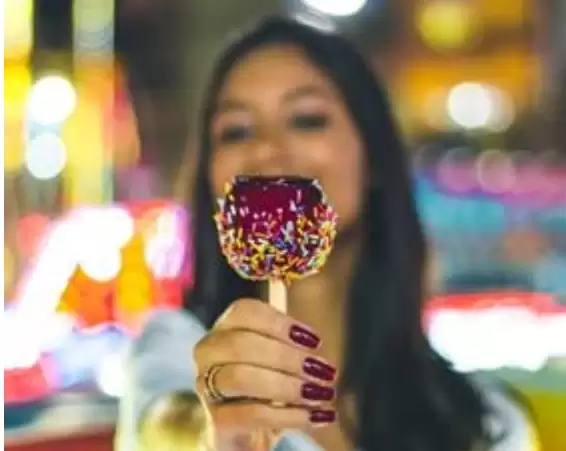 girl-with-toffy