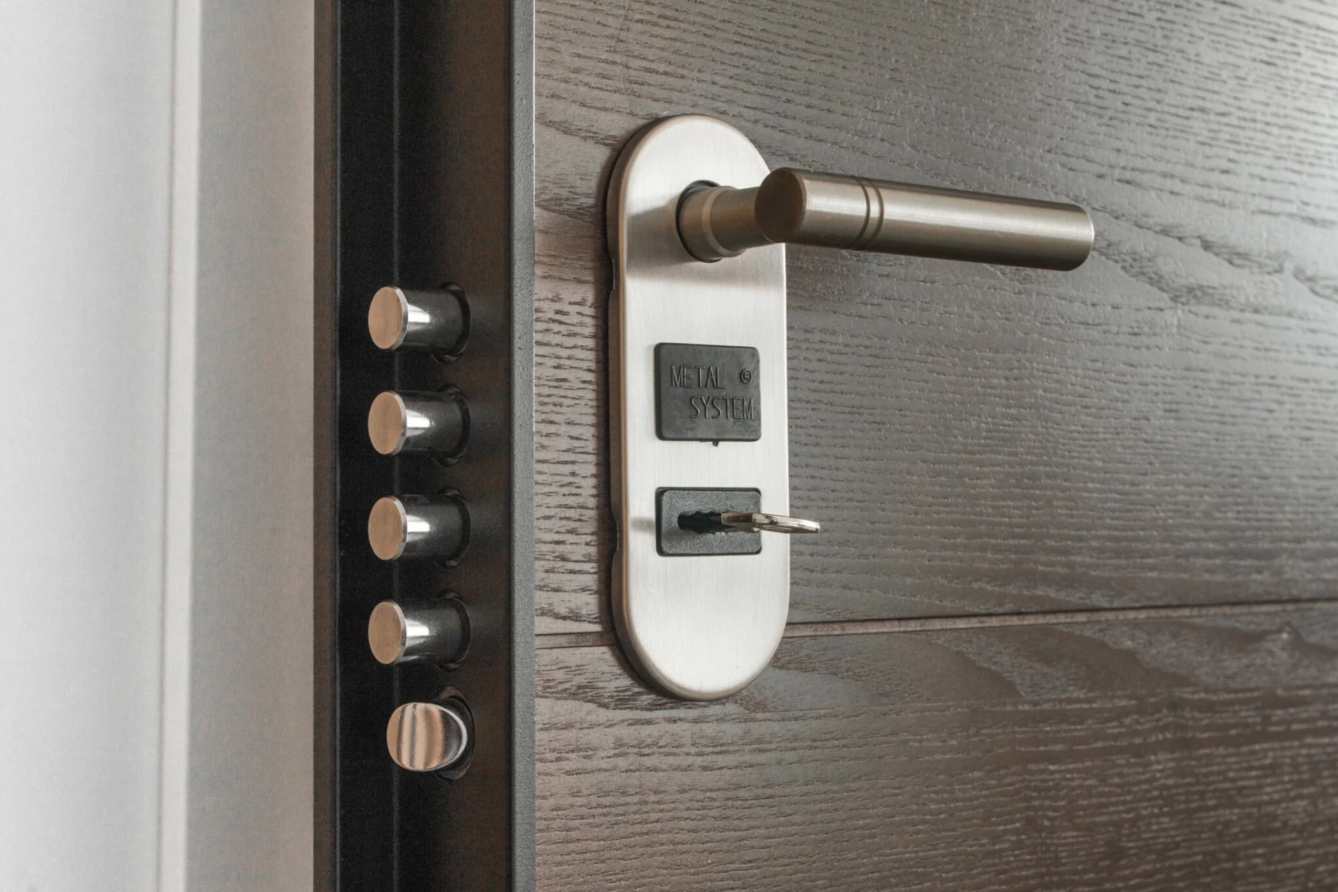 Heavy duty door lock