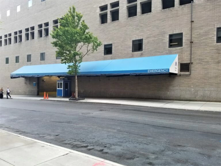 Healthcare facility with modular medical booth